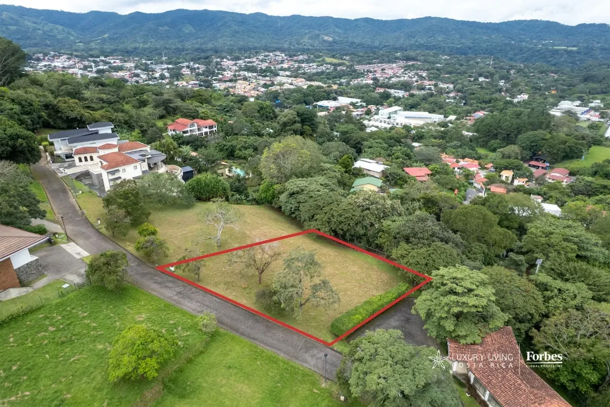 Ubicado dentro del residencial privado Altamira en Colón de Mora, este lote de 1.014,66 m² representa una oportunidad poco común para construir en uno de los enclaves ...
