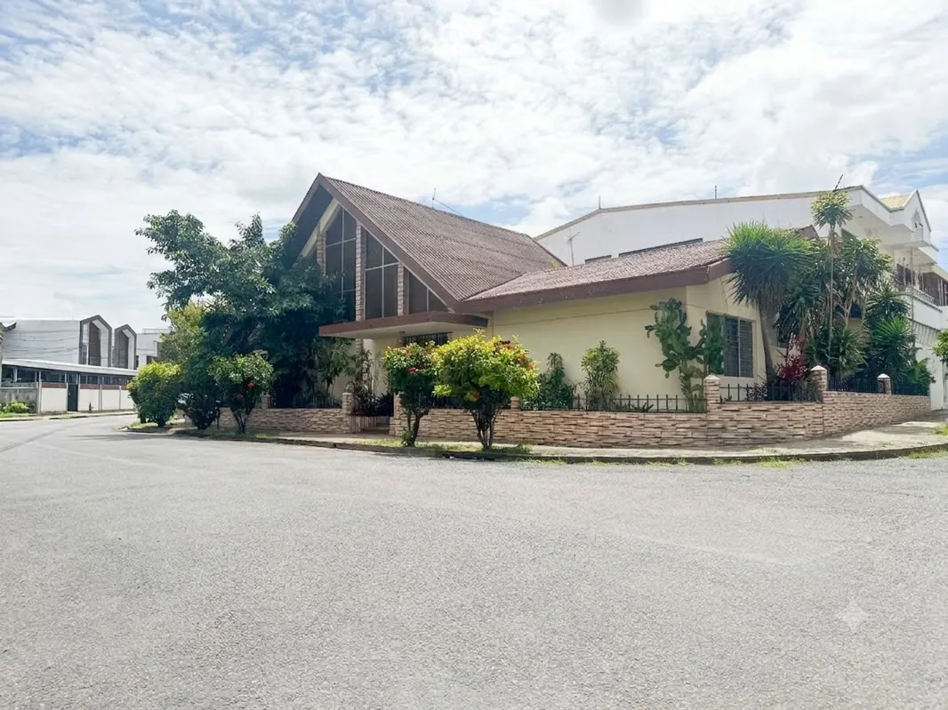 Corner House for Sale in Rohrmoser / 150 meters from Humboldt School