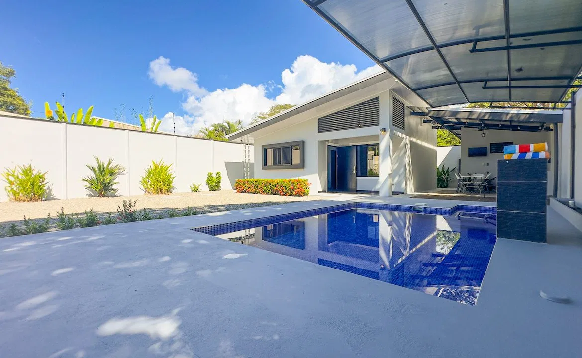 1 BEDROOM HOME WITH POOL AND ROOM TO EXPAND, photo 2