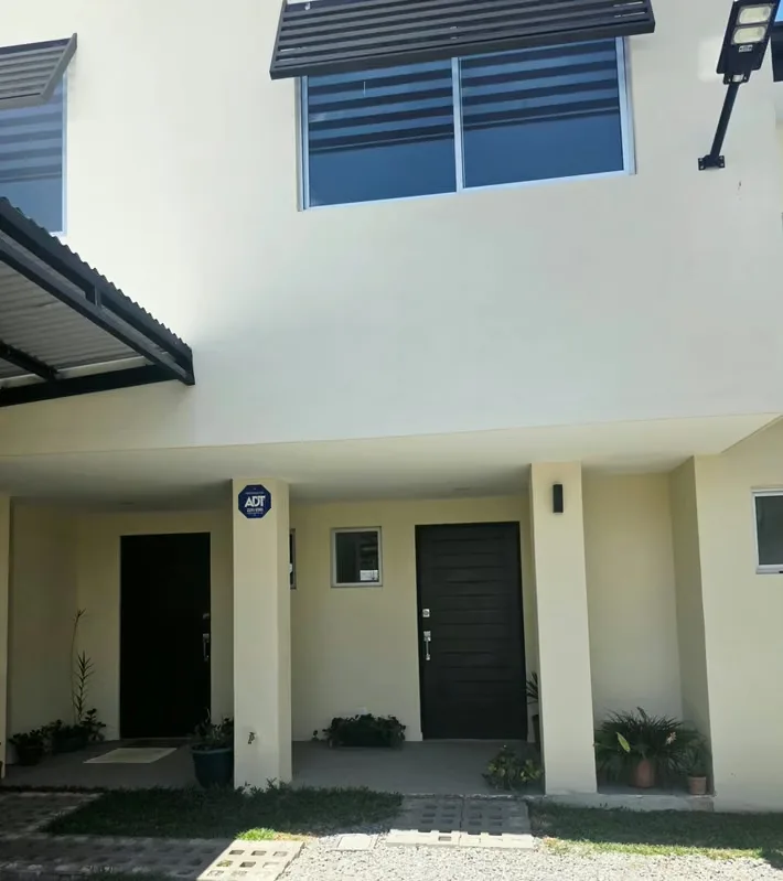 Lindo apartamento de dos plantas, para estrenar en San Juan de Tibás, frente a la carretera principal, muy cerca del Maxi y del ...