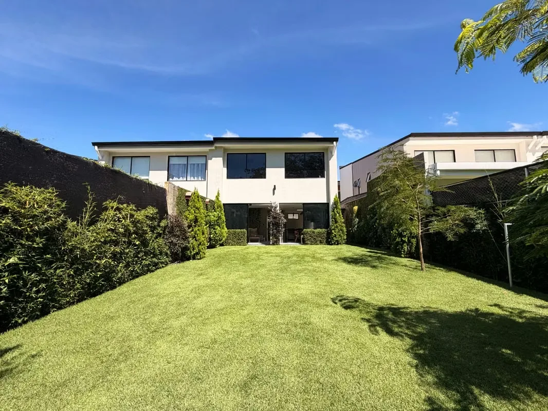Casa en venta en Lindora con jardín de más de 100 m²