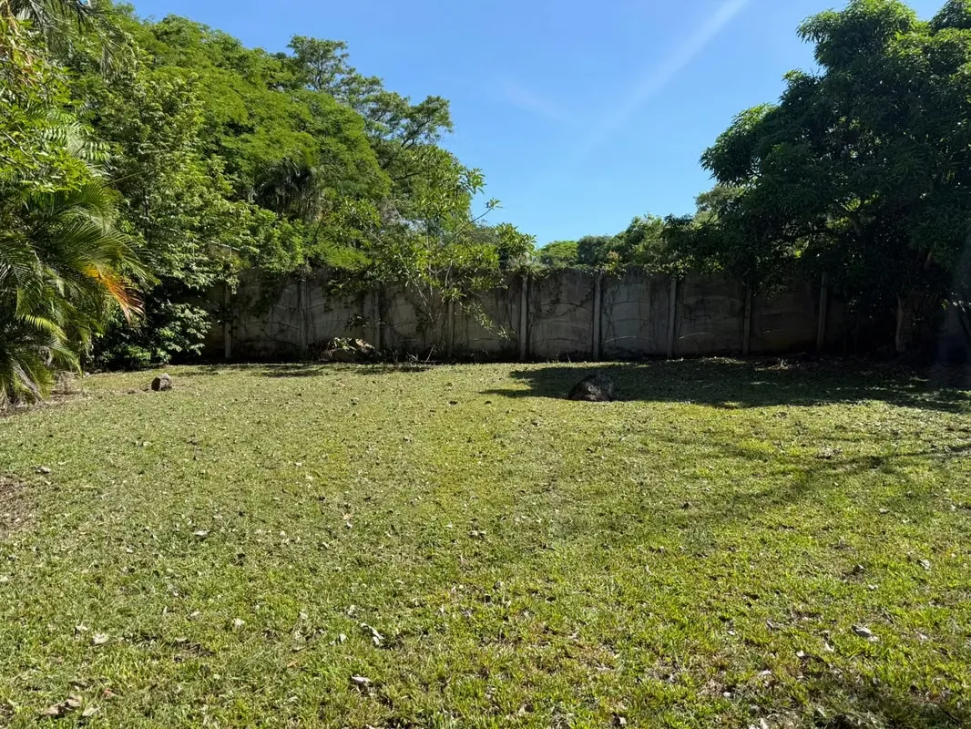 A beautiful lot is for sale very close to the Turrucares Sports Complex, in a green area with flat topography. It is authorized for high-density residential construction and easement ...