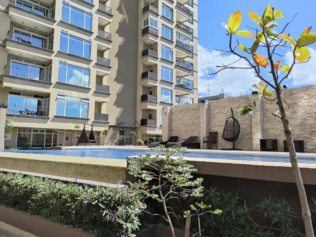 Este condominio es un exclusivo desarrollo residencial y comercial ubicado en Sabana Sur, justo frente al Parque Metropolitano La Sabana, el principal pulmón urbano de la ciudad.