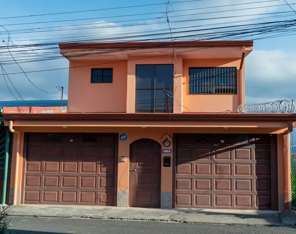 Se Alquila Casa en Ulloa de Heredia - 3 Hab/2.5 Baños - Patio y 2 Parqueos