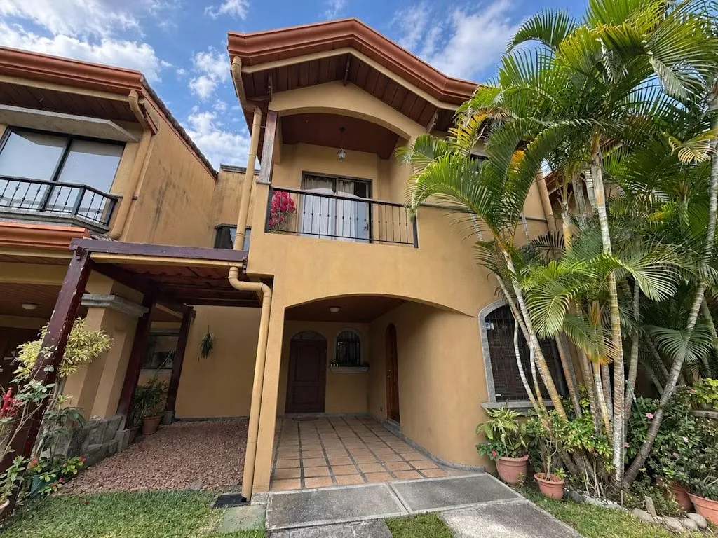 Venta de hermosa casa en Condominio Calle Colonial, en San Juan de Tibás.