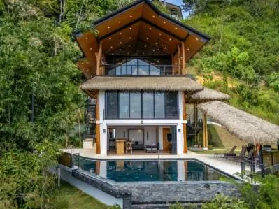 Lujosa casa con vista al mar, piscina, terraza para yoga ¡Financiamiento disponible!