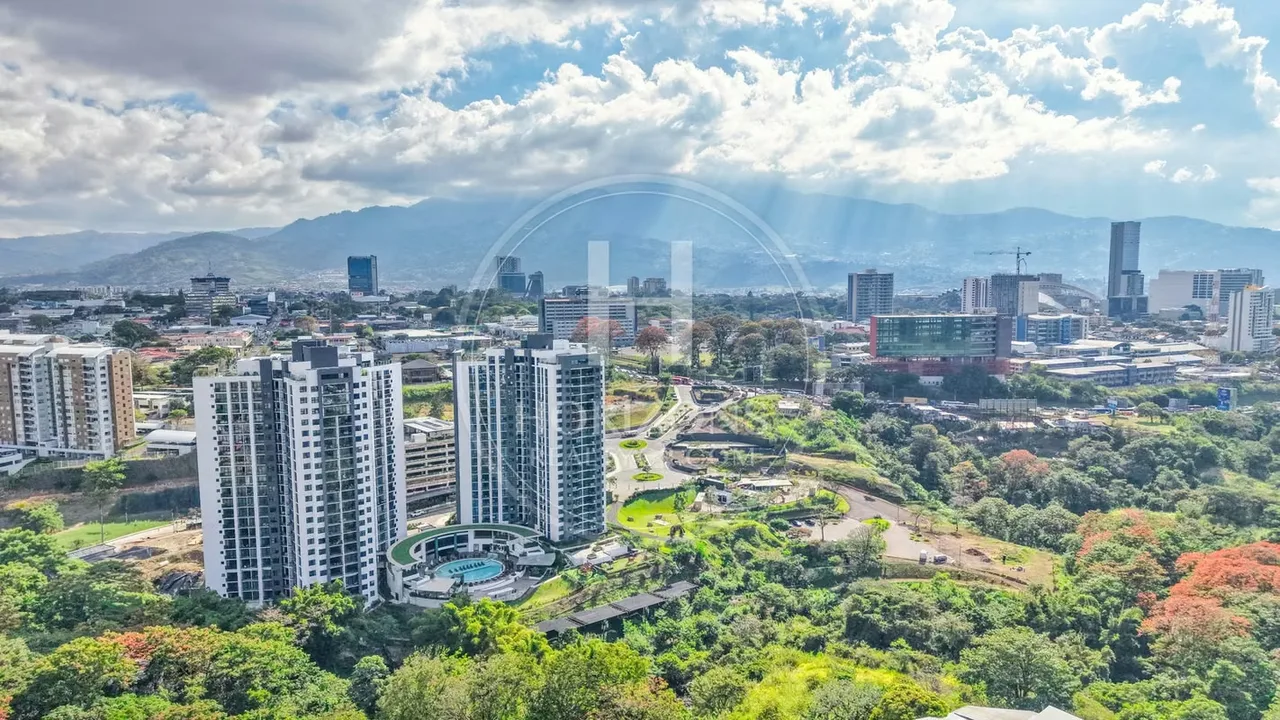 Área del aparamento: 62m² – Cuota de condominio: 120,000 colones – Año de construcción: 2025 – Pet friendly – Seguridad 24/7