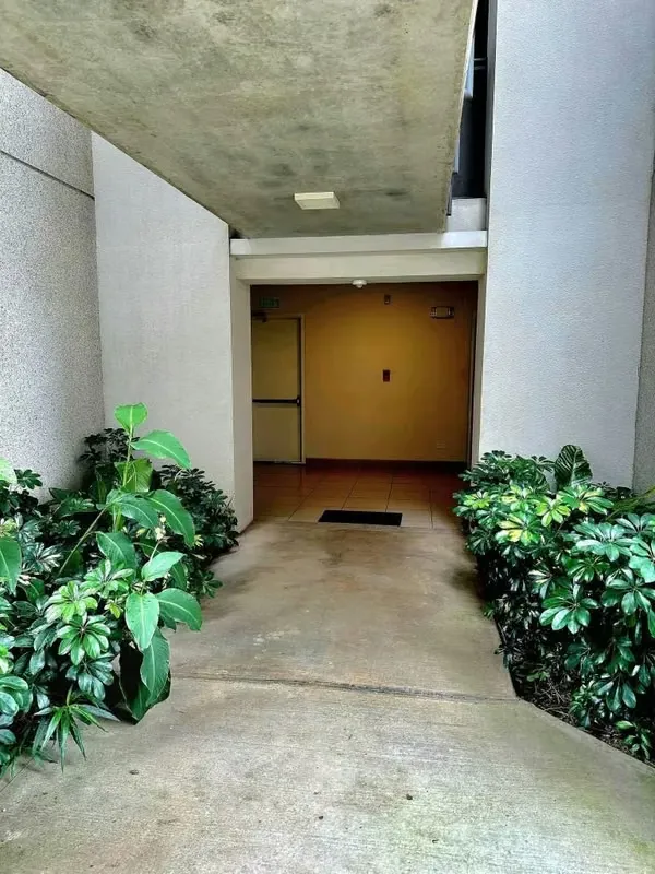 *Descripción* : Apto en primer piso, sala, comedor, cocina integrada, dos habitaciones con closet ...