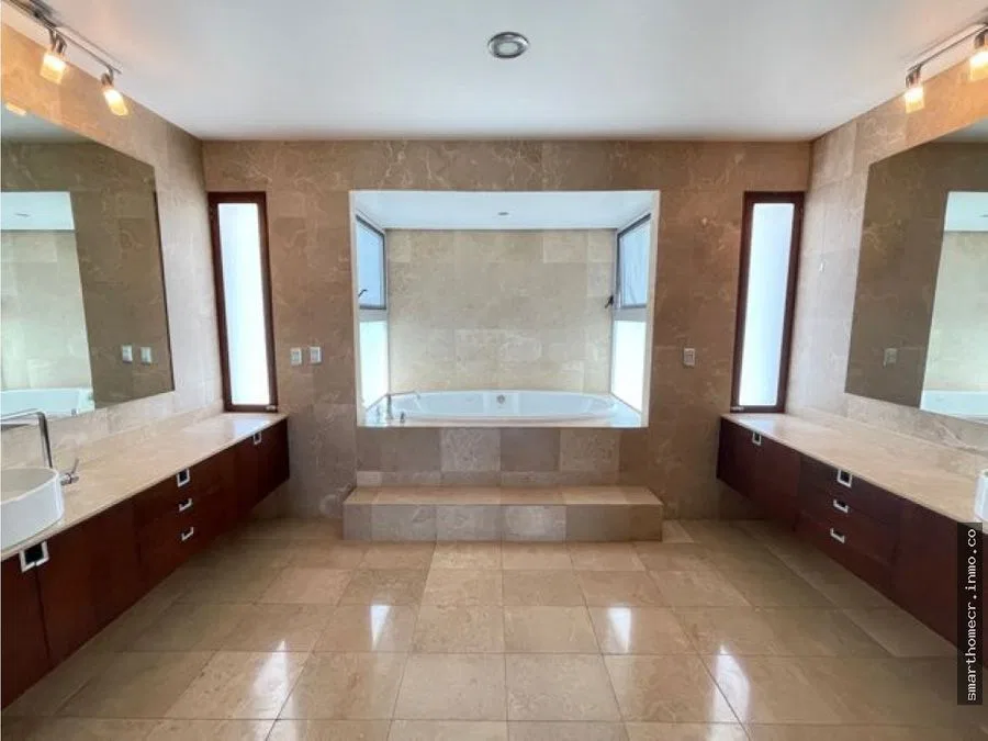 SE VENDE/ ALQUILA CASA EN ESCAZÚ DE 3 NIVELES*