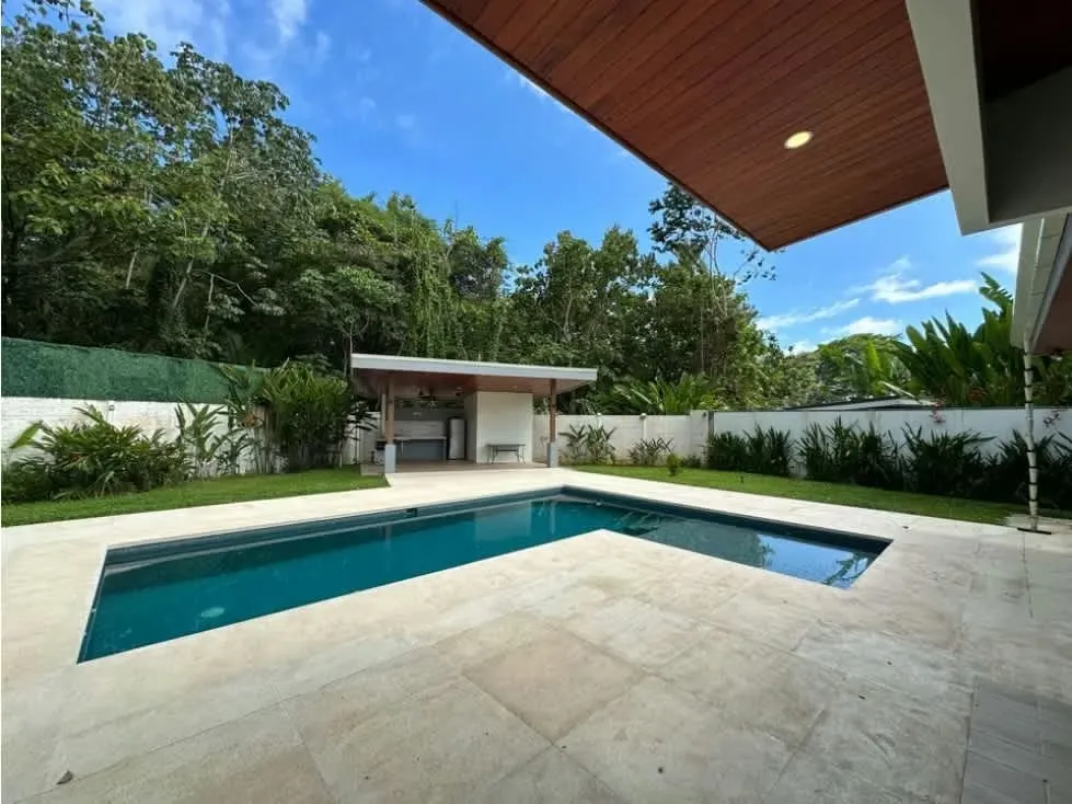 BAHÍA BALLENA, UVITA | RESIDENCIA CONTEMPORÁNEA A MINUTOS DEL MAR