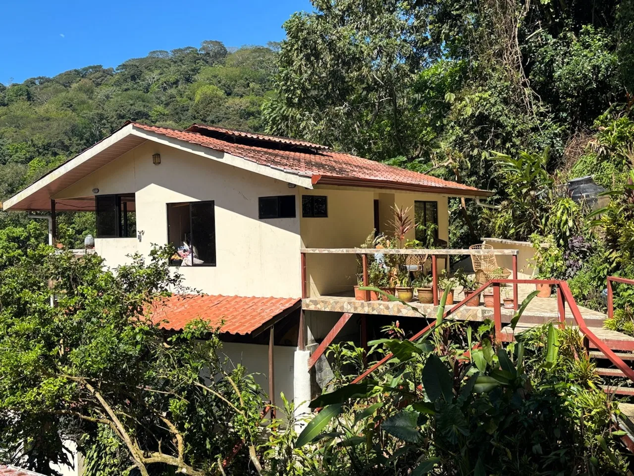 PROPERTY WITH SEVEN BEDROOMS AND RIVER VIEWS NEAR TO THE DOMINICAL BEACH, IN BARU – 0.16 ACRES