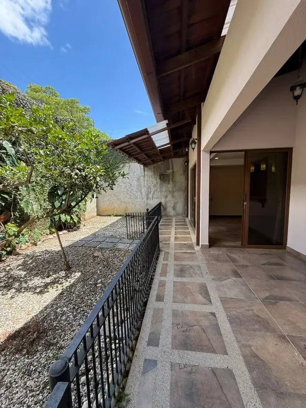 ¿Buscás una casa donde realmente quepa tu vida? Esta propiedad de dos plantas en Santo Domingo de Heredia, está pensada para familias que necesitan espacio real: tres habitaciones ..., photo 4