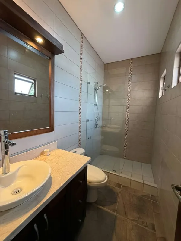 ¿Buscás una casa donde realmente quepa tu vida? Esta propiedad de dos plantas en Santo Domingo de Heredia, está pensada para familias que necesitan espacio real: tres habitaciones ..., photo 5