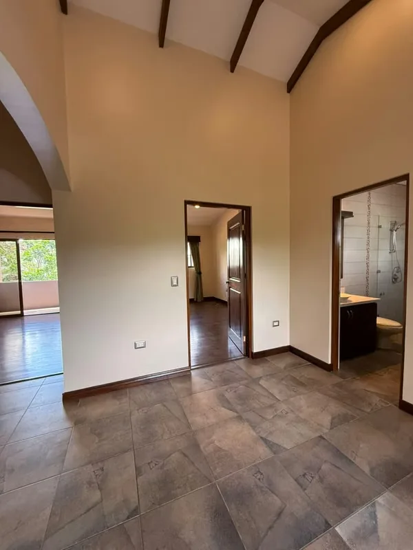 ¿Buscás una casa donde realmente quepa tu vida? Esta propiedad de dos plantas en Santo Domingo de Heredia, está pensada para familias que necesitan espacio real: tres habitaciones ..., photo 6