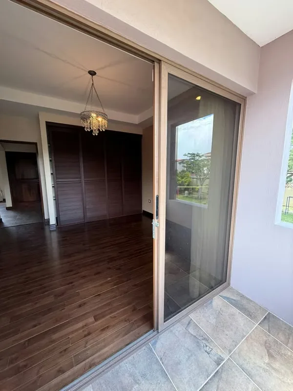 ¿Buscás una casa donde realmente quepa tu vida? Esta propiedad de dos plantas en Santo Domingo de Heredia, está pensada para familias que necesitan espacio real: tres habitaciones ..., photo 10