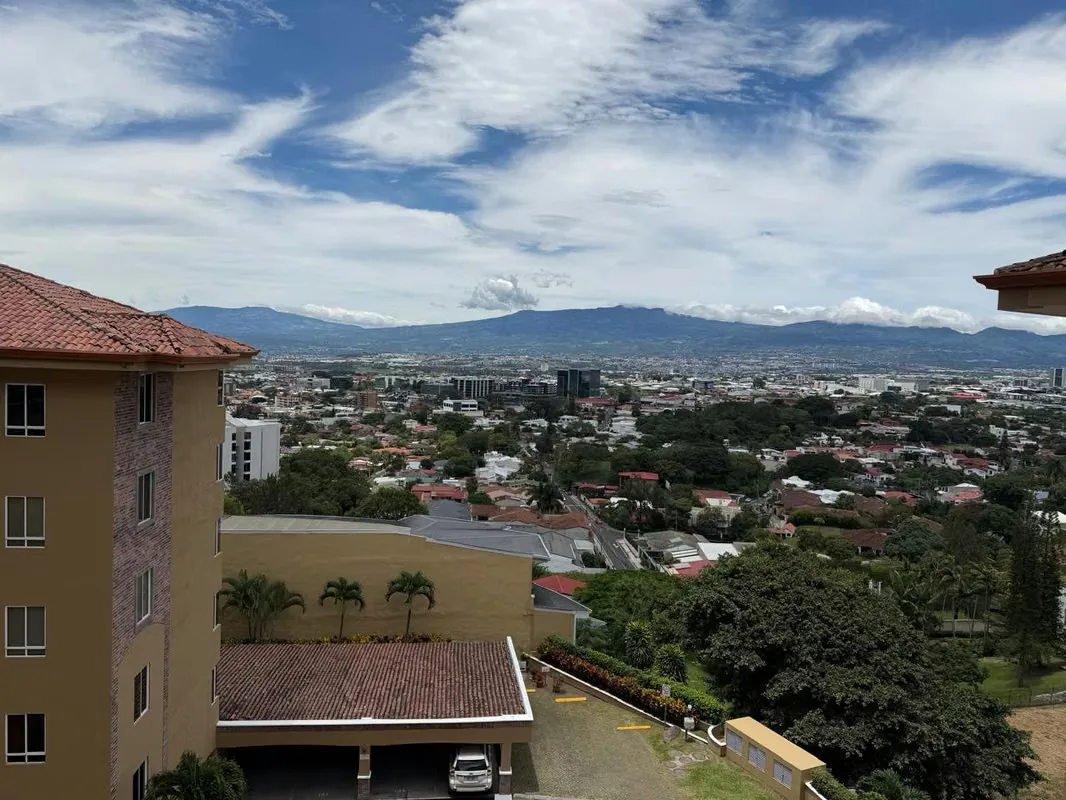 Oportunidad real de remate bancario en uno de los condominios más buscados de Escazú. Este apartamento de 224 m² tiene lo que pocos remates ofrecen: espacio, ...
