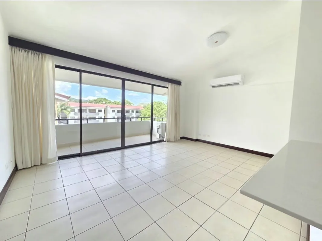 El condominio cuenta con excelente conectividad y fácil acceso a Ruta 27, Alto de las Palomas hacia Escazú y Piedades de Santa Ana. En sus alrededores encontrarás centros ...