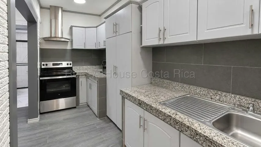 Casa remodelada en venta en Rohrmoser | Santa Catalina con 227,6 m² de construcción Amplitud, excelente distribución y una renovación integral que se aprecia en cada espacio. ...