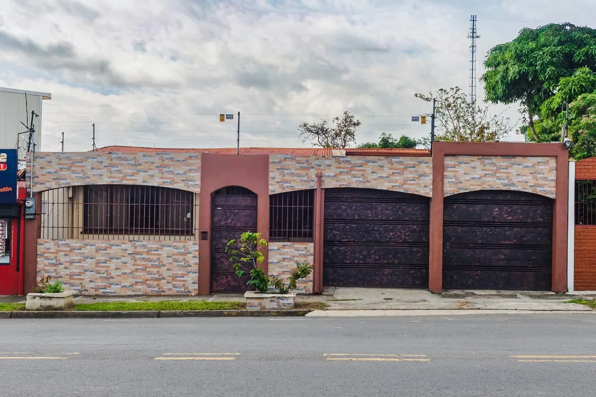 ¡Excelente oportunidad de inversión! Casa de un nivel ubicada en Gravilias, Desamparados, con uso de suelo ...