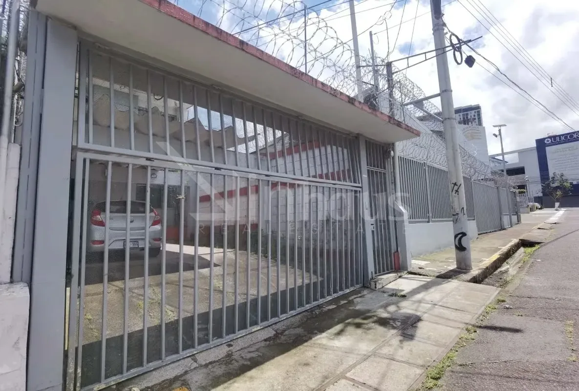 El edificio dispone de 230 metros cuadrados de construcción sobre un terreno de 217 metros cuadrados, distribuidos en dos niveles diseñados para actividades comerciales. La planta ...