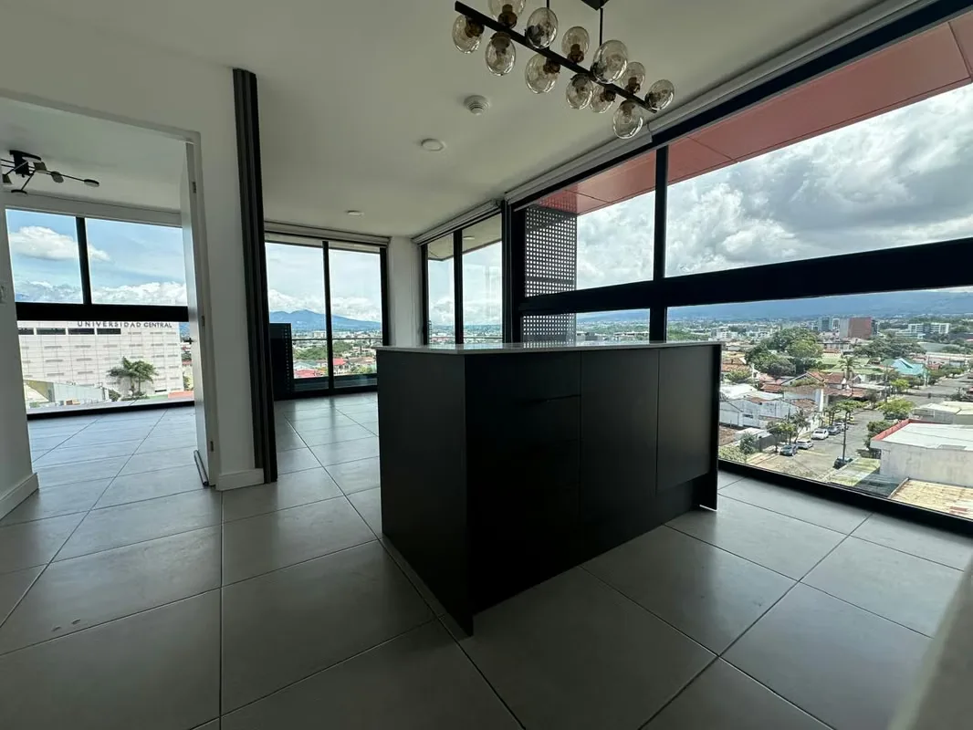 Con una ubicación estratégica de fácil acceso, cerca del comercio, restaurantes y cafeterías este hermoso apartamento de doble balcón y vistas a la ciudad espera por usted.