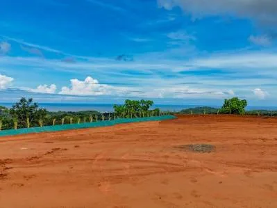 Terreno de 5 acres con vista al mar en venta en Ojochal, con impresionantes puestas de sol.