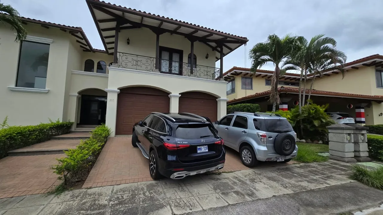 Residencia Colonial de Lujo en Alquiler – Valle del Sol, Santa Ana