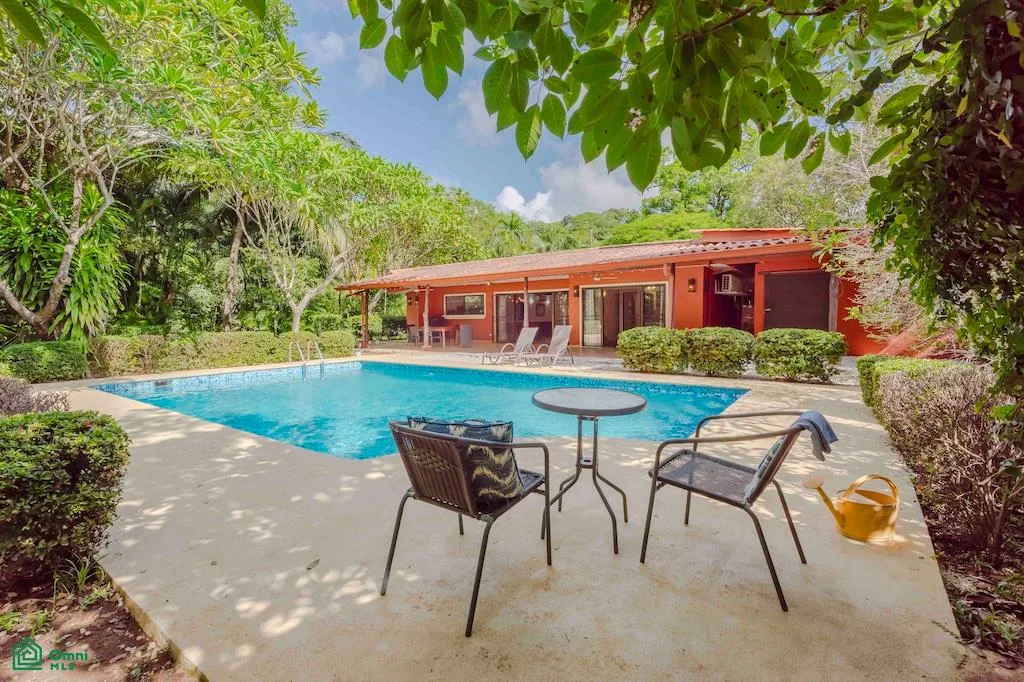Amplia Casa de 3 Habitaciones con Piscina Cerca de Tamarindo