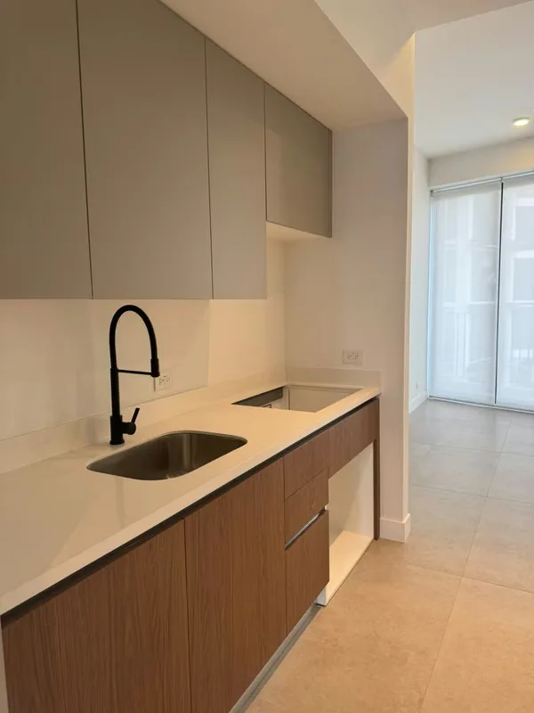 Viví la experiencia de estrenar apartamento en una torre nueva en una de las zonas más exclusivas y convenientes de Rohrmoser, Nunciatura. Esta unidad se encuentra completamente nueva ...