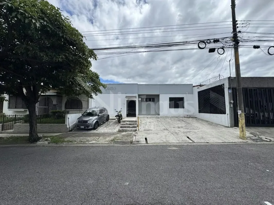 It is located in front of the main and wide street. The property has parking for 3 vehicles, in addition you can park more on the street.