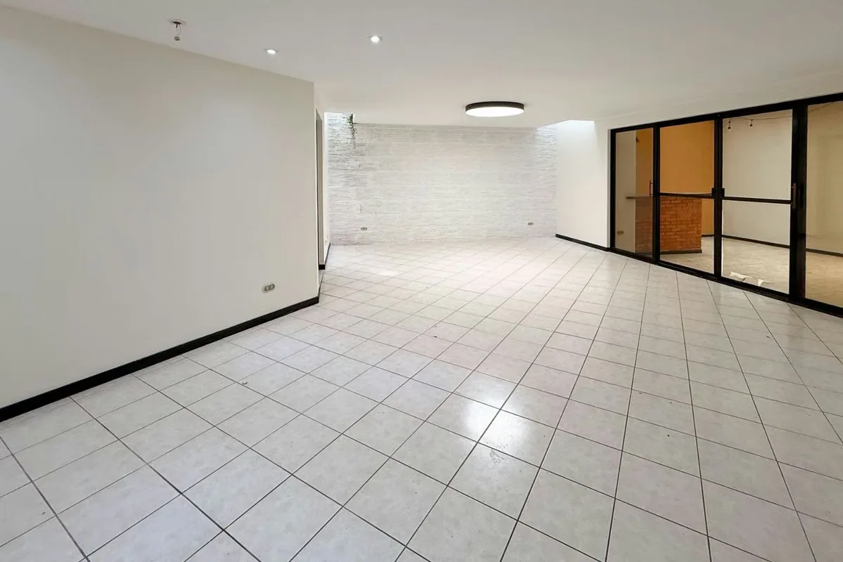 Descubra Casa Buona, una residencia impecable de dos plantas y 240 m² de construcción, desocupada y lista para estrenar nuevo hogar. La propiedad destaca por su diseño contemporáneo ...
