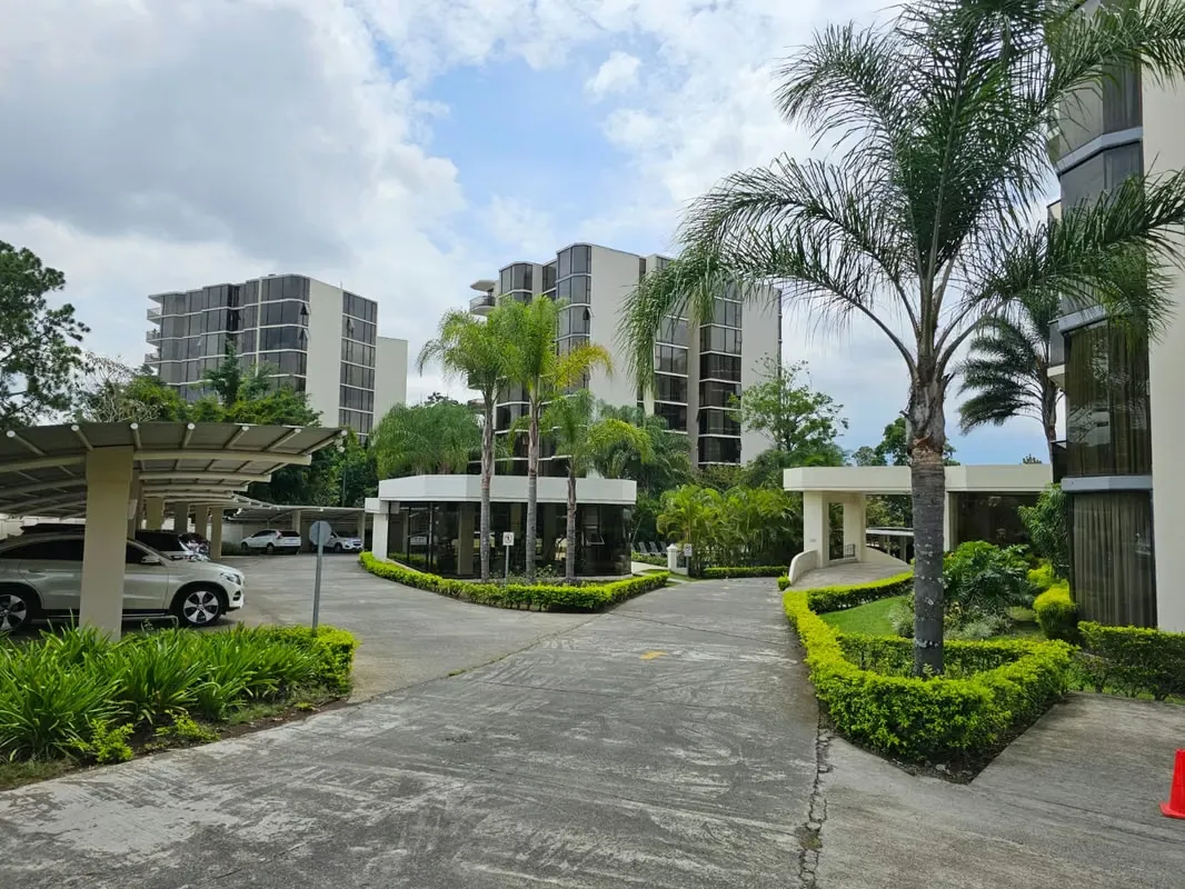Alquilo hermoso y amplio apartamento en Altos de Marbella en Bello Horizonte de Escazu, con acabados de lujo y como nuevo, en piso alto con vista espectacular a la ciudad y montañas, ...