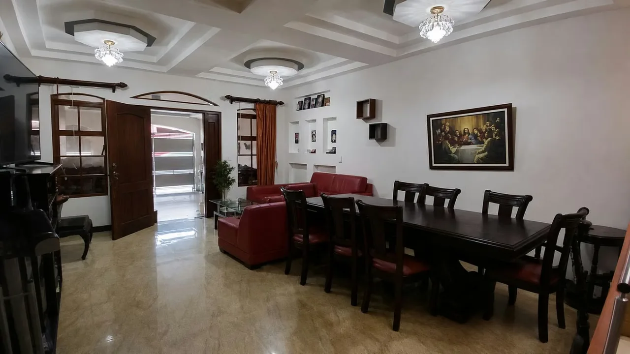 Si busca una casa espaciosa para disfrutar en familia, ubicada en un vecindario tranquilo y con fácil acceso ...