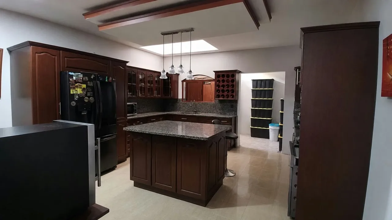 Si busca una casa espaciosa para disfrutar en familia, ubicada en un vecindario tranquilo y con fácil acceso ..., photo 5