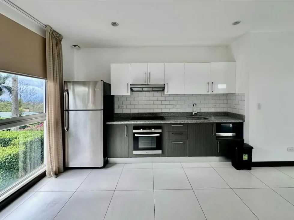 Apartamento de una habitacion, como nuevo en condominio "eco-urbanístico" Bosques de Escazú. Con línea blanca incluida, acabados de lujo - sala, comedor y cocina integrados. Cocina ...