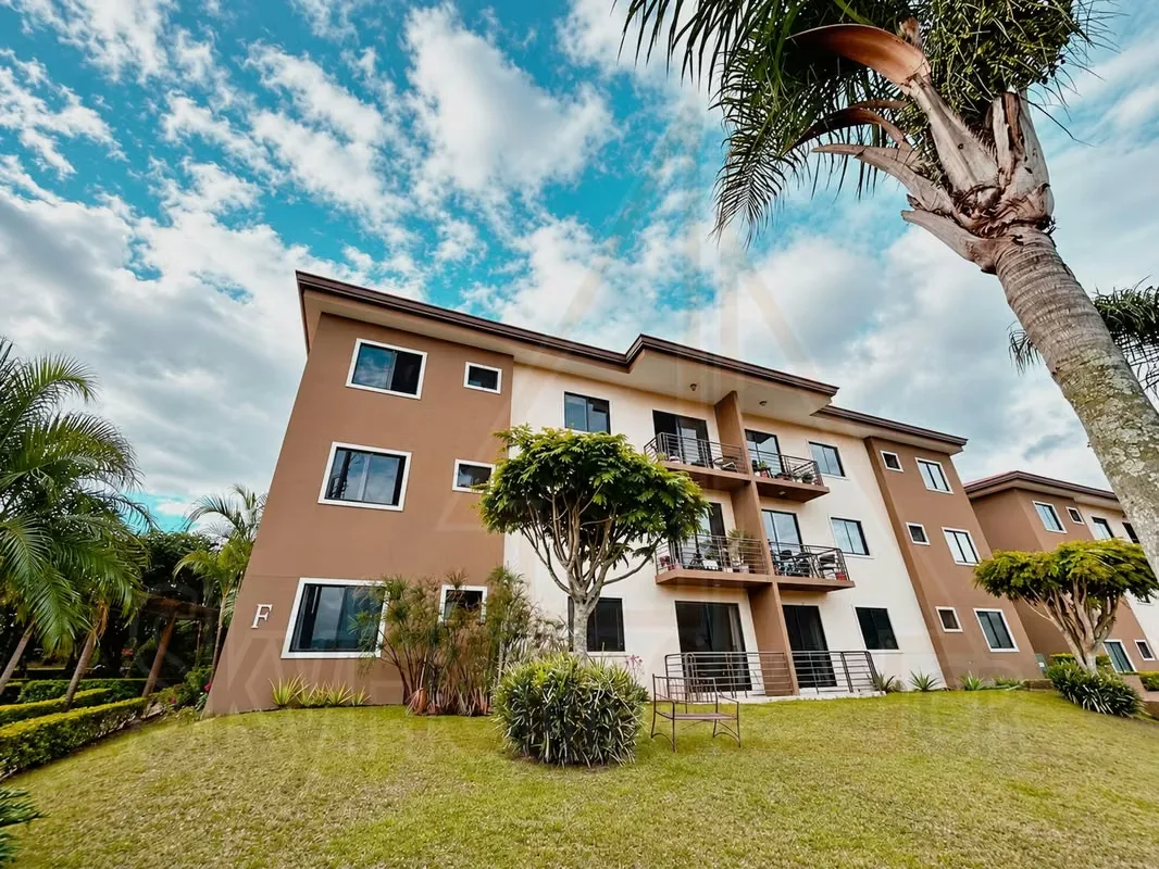 Disfrute de lindas vistas a las montañas en este apartamento ubicado en un tercer piso. Un espacio tranquilo y con mucha privacidad, ideal para vivir cómodamente.