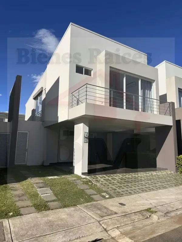 Se Alquila Hermosa y Amplia Casa en Condominio en La Ribera de Belén !!!