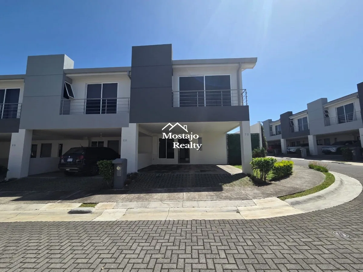 Casa Esquinera en Condominio Altos de Sabanilla, Montes de Oca, Remate Bancario