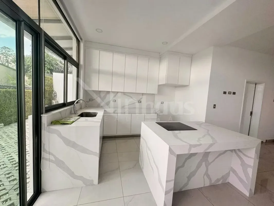 Casa ubicada en piso 2 con gran espacio, hermosas vistas, cuenta con sala comedor cocina amplio, una terraza con una vista espectacular a un bosque, 3 habitaciones, la principal con ..., photo 2