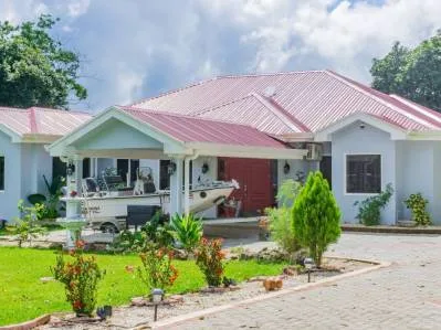 Impresionante casa frente al lago en Tronadora, Guanacaste, con vista al hermoso Lago Arenal.