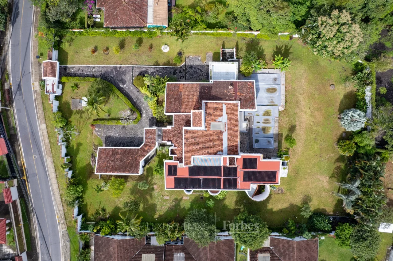 Casa independiente en alquiler o venta con uso de suelo mixto