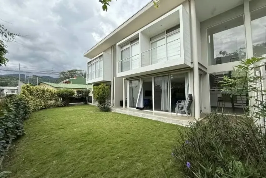 Río Oro, Santa Ana – Casa Moderna – 2BR + Oficina – Patio Grande (134 m²)