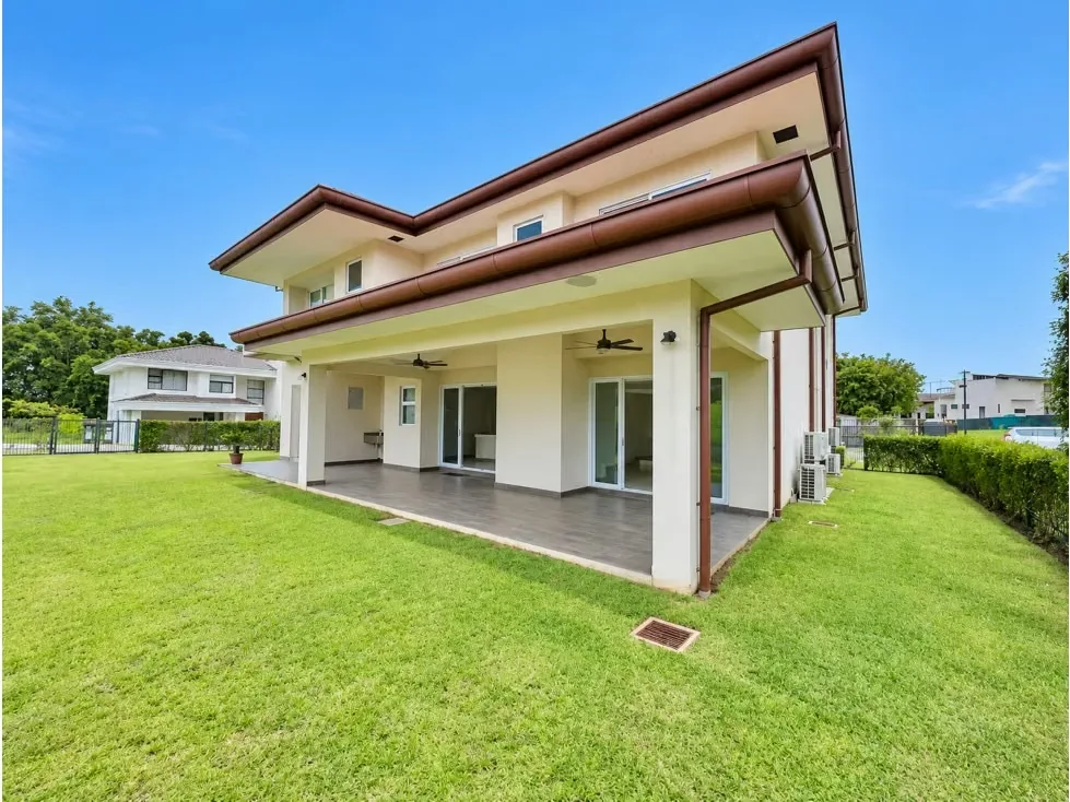 Casa con cochera para 4 autos (dos bajo techo) un amplio vestibulo que nos lleva a la sala comedor y cocina que estan integradas en una sola area. De ahi se pasa a una gran terraza con ...