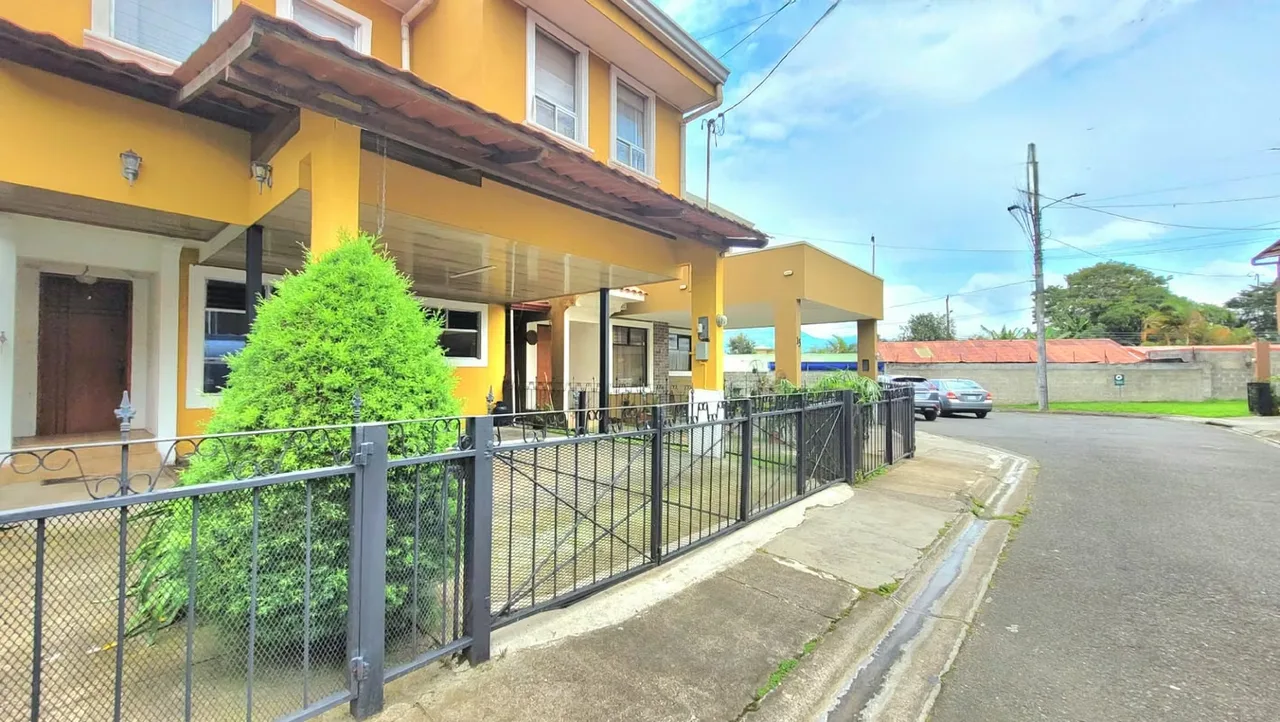 Expanded and Modern House in Los Robles Residential Area