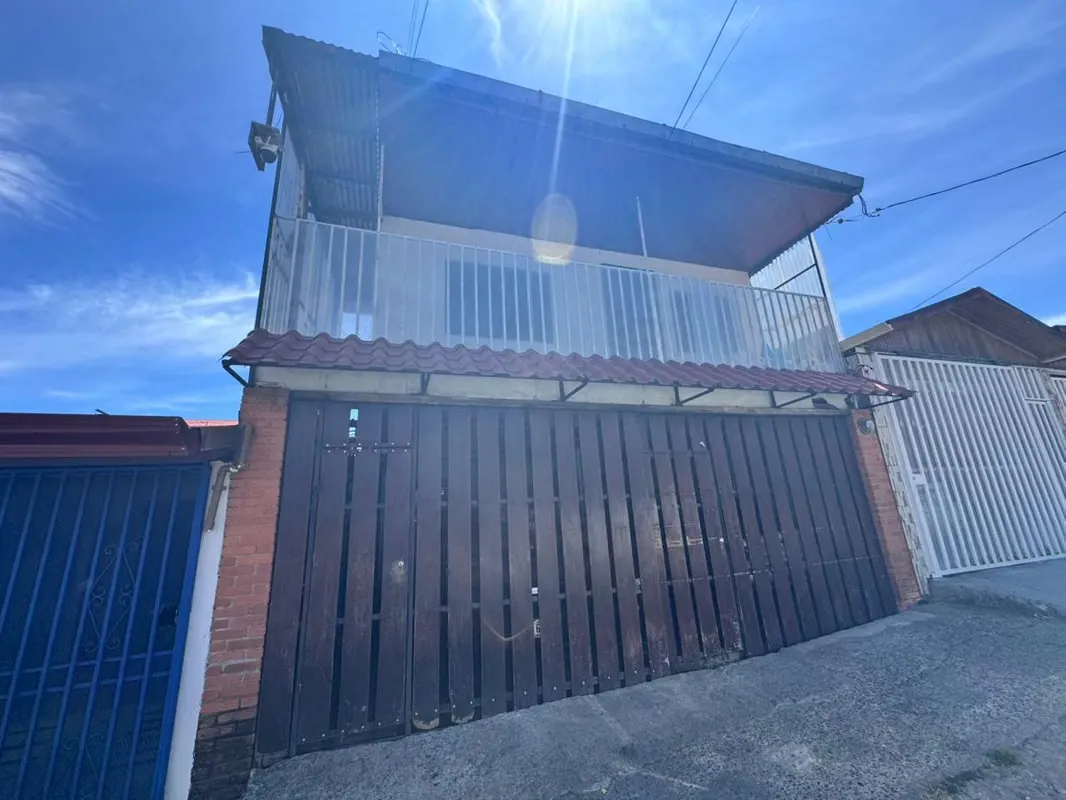 Higuito de San Miguel de Desamparados alberga esta propiedad que comprende dos casas independientes y un apartamento adicional, integrando un total de 280 metros cuadrados de ...