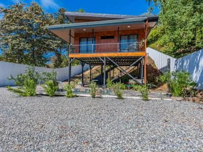 Vivienda llave en mano en Ojochal con potencial de expansión y vistas a la montaña.