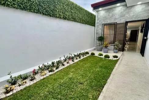 Sala, comedor, terraza, jardín, cocina integrada, cuarto de lavandería, bodega, garaje para 2 carros.
