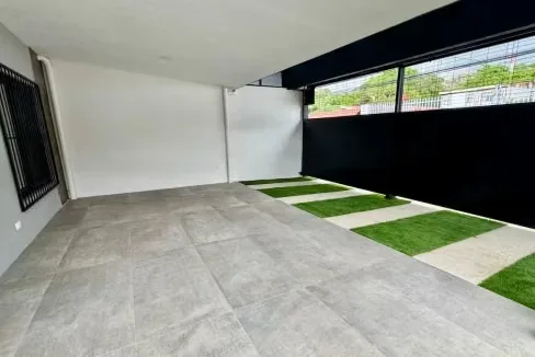Sala, comedor, terraza, jardín, cocina integrada, cuarto de lavandería, bodega, garaje para 2 carros., photo 2