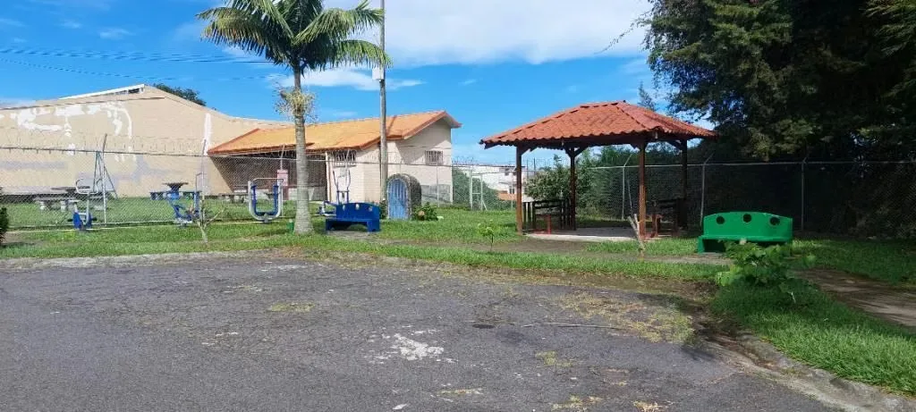 Big and safe house in a private residential. 5 beedrooms, 4 bathrooms, garage for 3 big cars, big backyard with open terrace, photo 2