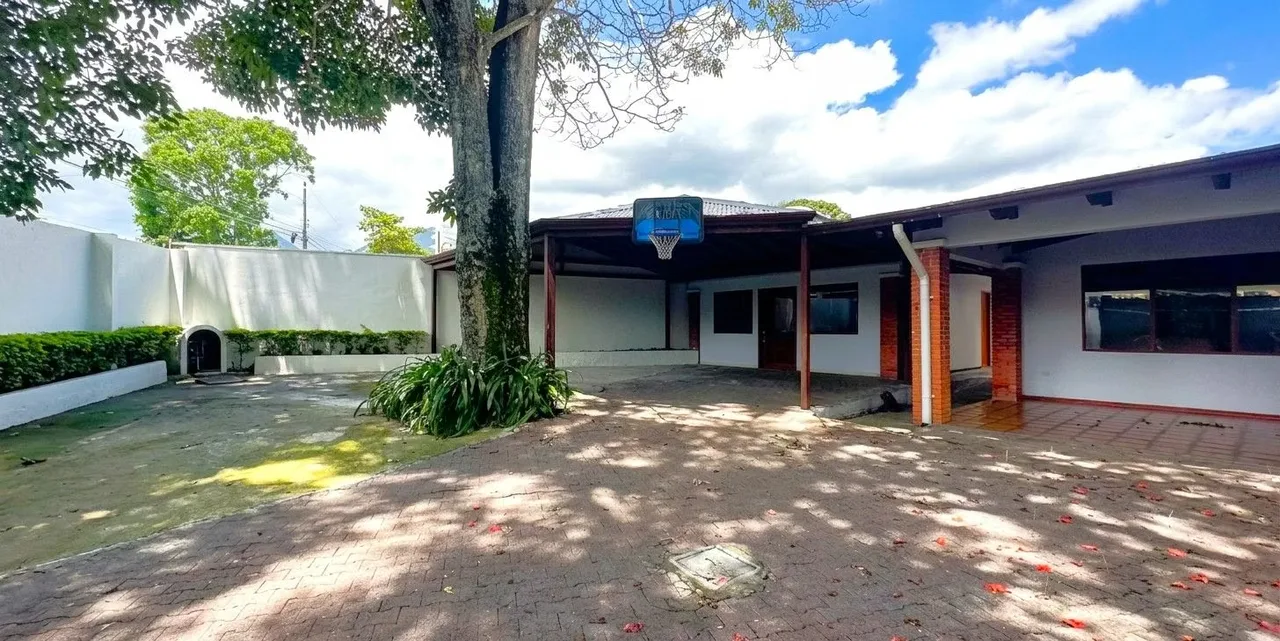 Amplia casa de un solo nivel cerca de los Laureles, San Rafael de Escazú, una de las zonas de mayor plusvalía del país. Esta residencia de un solo nivel evoca la calidez nostálgica ..., photo 3